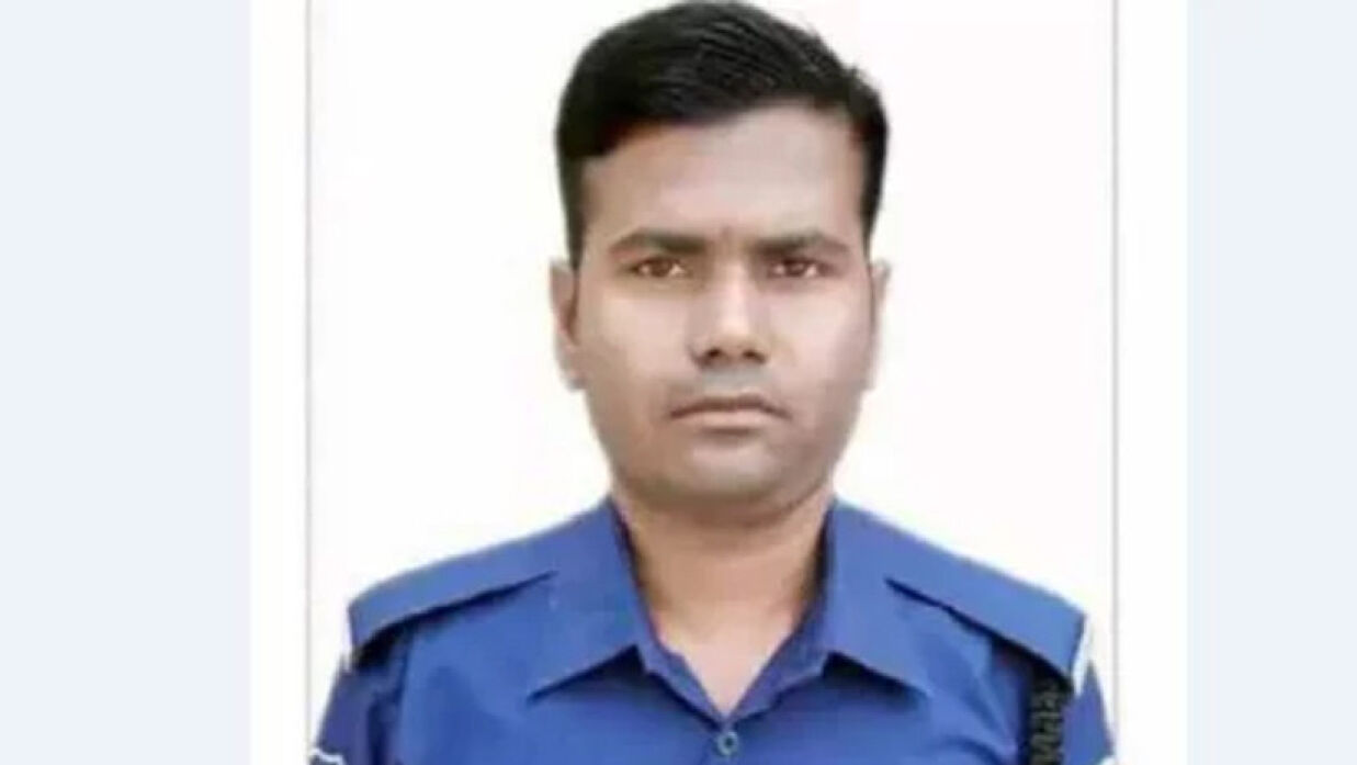 পুলিশ ছেলেকে হারিয়ে নির্বাক বাবা-মা