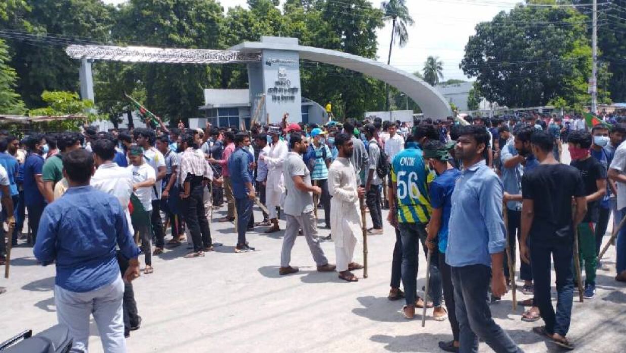 রুয়েট গেইটে জড়ো হচ্ছেন আন্দোলনকারী শিক্ষার্থীরা