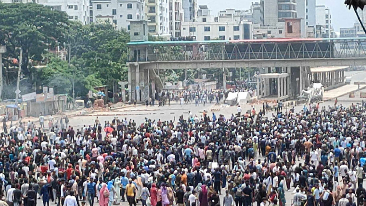 উত্তরায় আ.লীগ-শিক্ষার্থীদের ধাওয়া-পাল্টা ধাওয়া