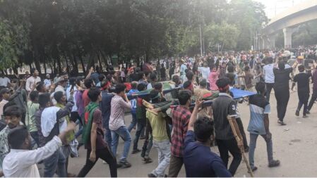 ঢাবি ক্যাম্পাসে লাশ নিয়ে বিক্ষোভ, পুলিশের সঙ্গে ধাওয়া-পাল্টা ধাওয়া