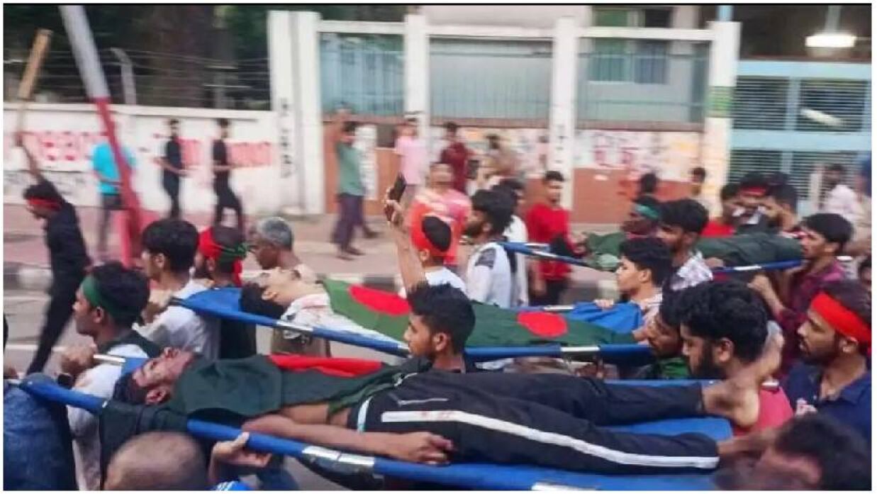 লাশ নিয়ে ঢাবিতে মিছিল করেন আন্দোলনকারীরা