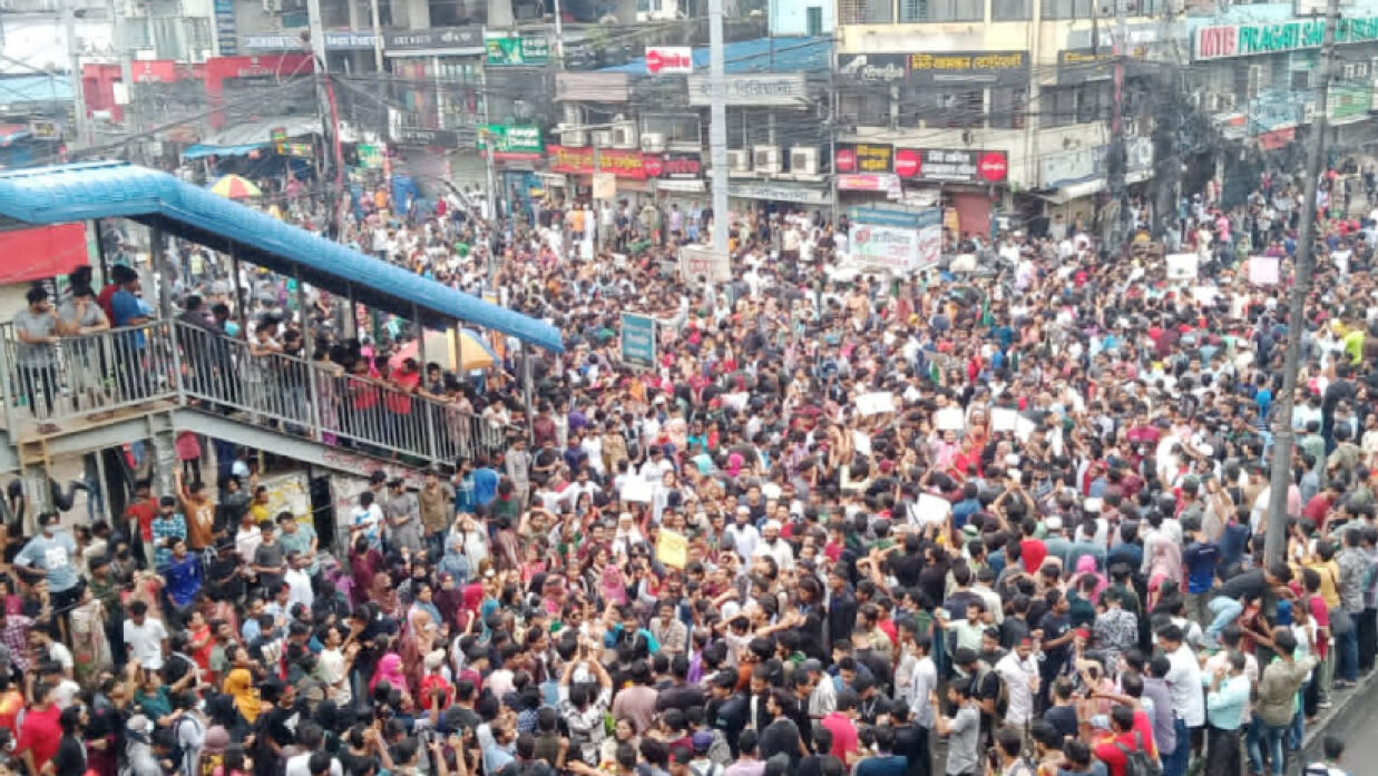 সেনাপ্রধানের সঙ্গে সব দলের নেতাদের বৈঠক চলছে