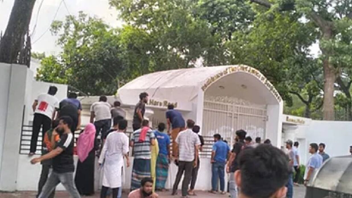 প্রধান বিচারপতির বাসভবনে বিক্ষোভকারীদের ভাঙচুর