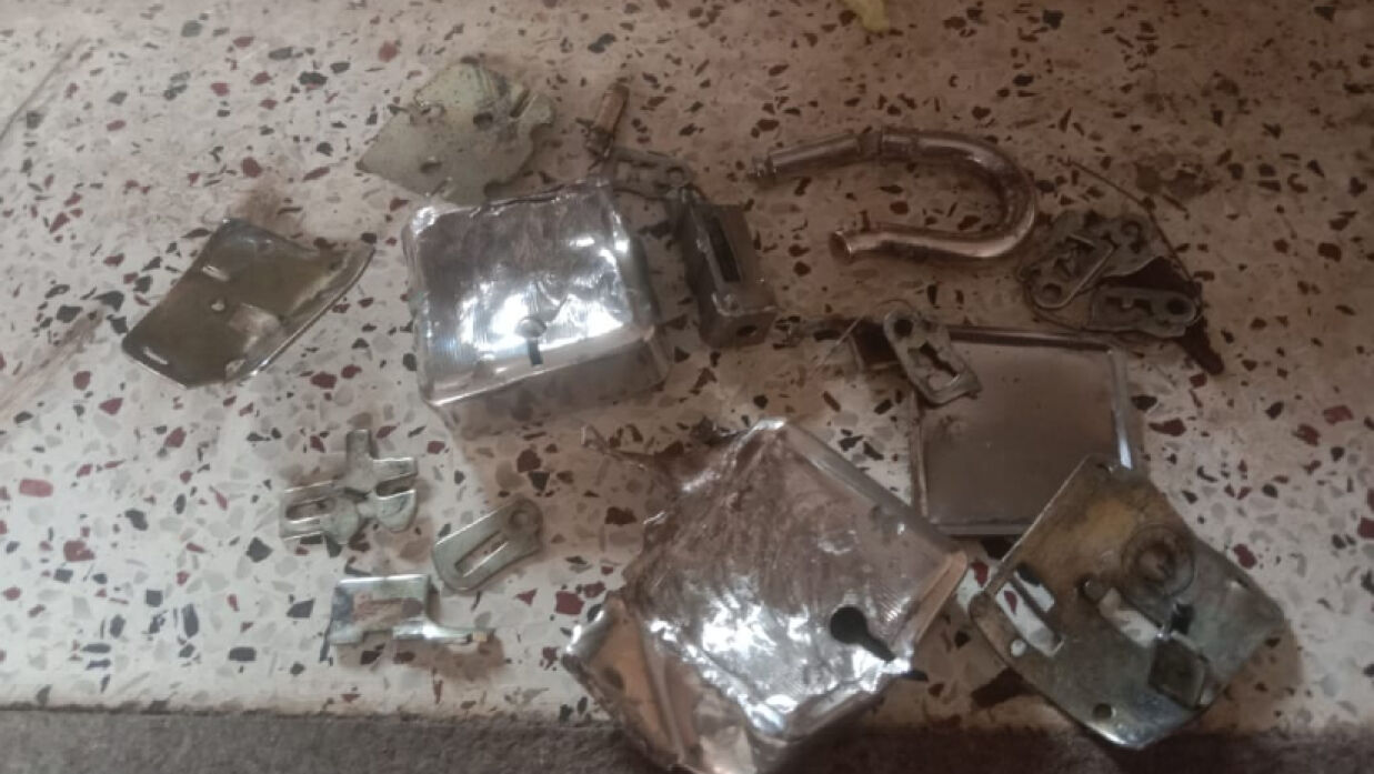 তালা ভেঙে হলে হলে প্রবেশ করছেন বরিশাল বিশ্ববিদ্যালয় শিক্ষার্থীরা