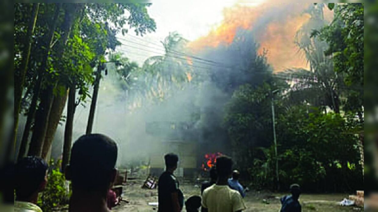 ওবায়দুল কাদেরের বাড়িতে ভাঙচুর-অগ্নিসংযোগ