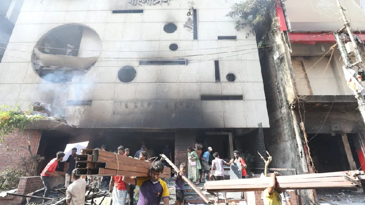 আওয়ামী লীগ কার্যালয় থেকে চেয়ার-টেবিলসহ বিভিন্ন জিনিস নিয়ে যাচ্ছে মানুষ  