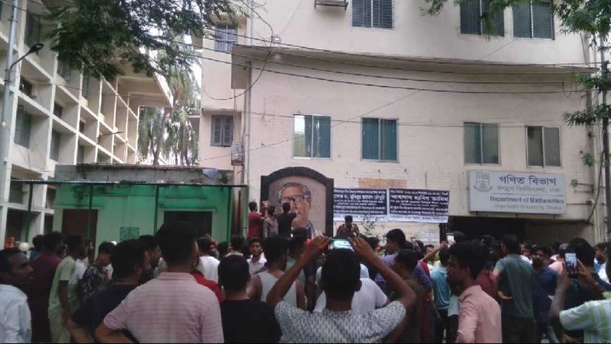 জবিতে বঙ্গবন্ধুর ভাস্কর্যে বিক্ষোভকারীদের জুতোপেটা