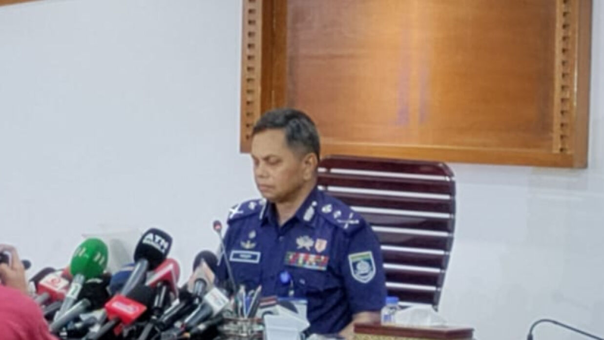 সংবাদ সম্মেলনে আইজিপি মো. ময়নুল ইসলাম