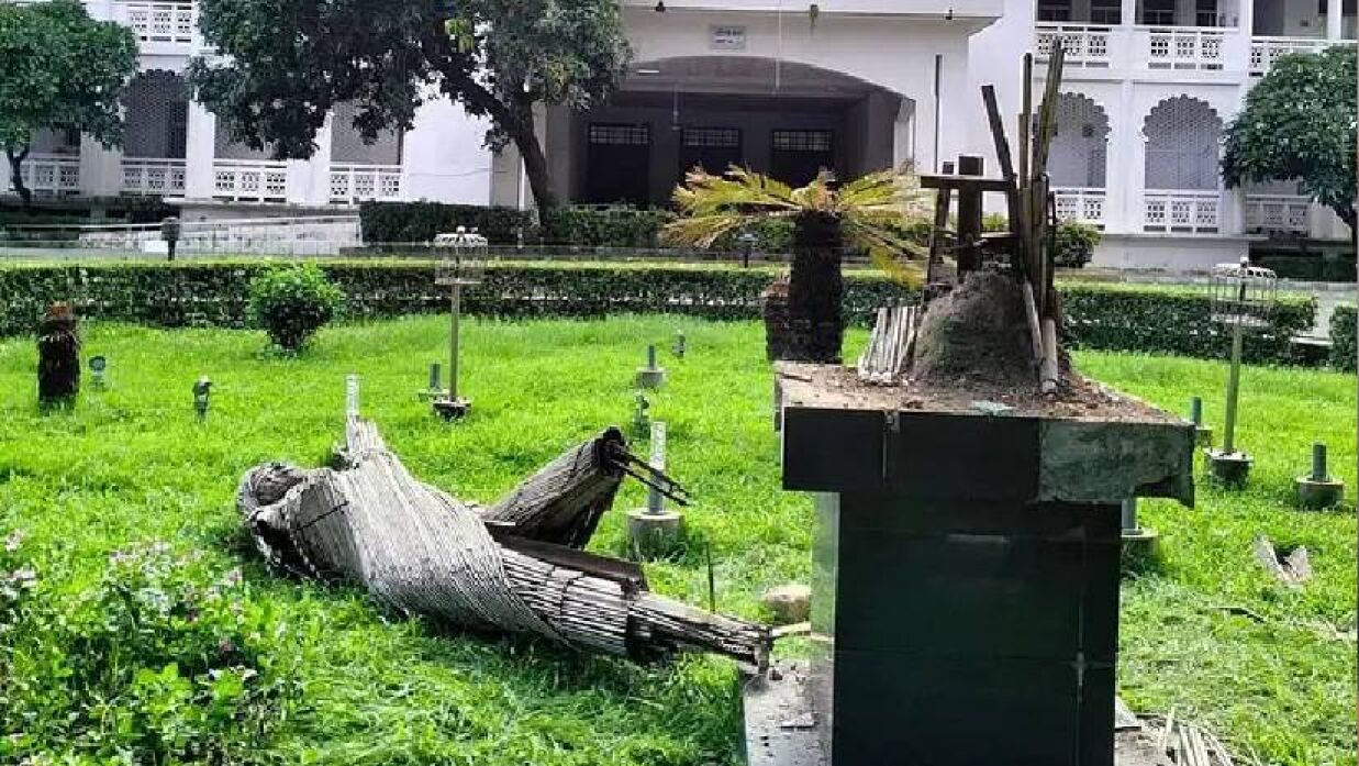 সুপ্রিম কোর্ট প্রাঙ্গণের ভাস্কর্যে ভাঙচুর