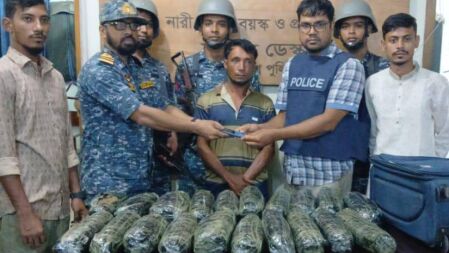 লাগেজভর্তি গাঁজাসহ এক ব্যক্তিকে আটক করল শিক্ষার্থীরা