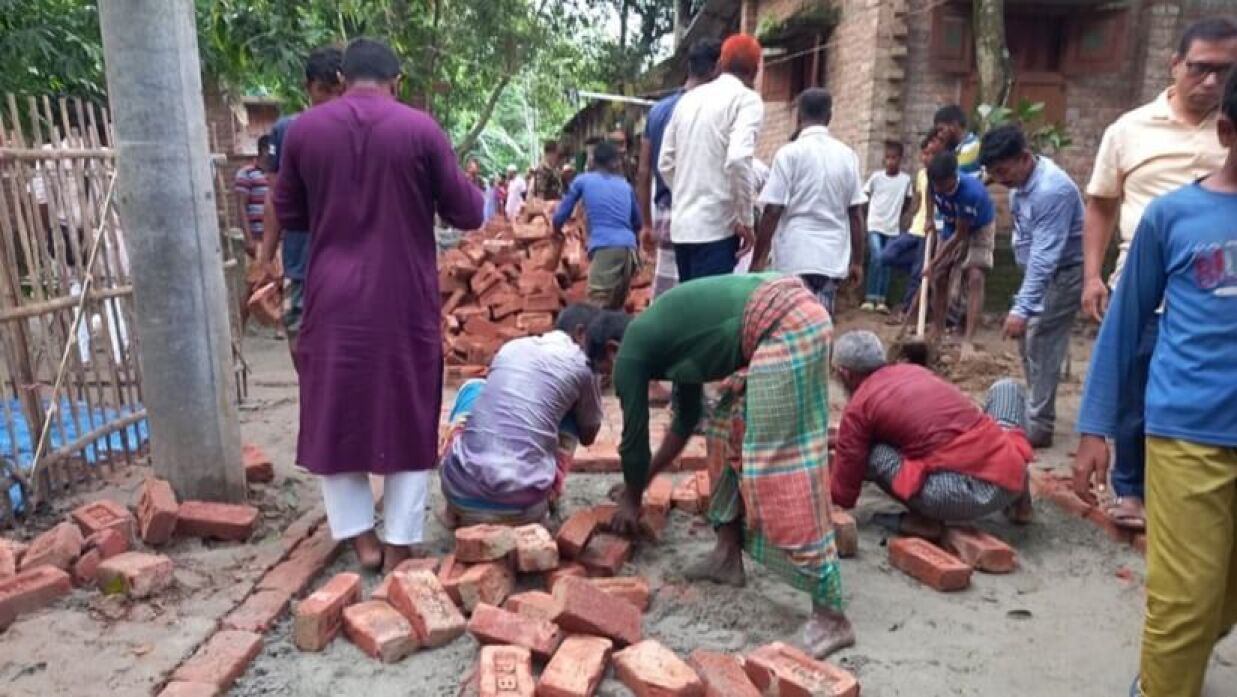 পুলিশের গুলিতে নিহত বেরোবি শিক্ষার্থী আবু সাঈদের বাড়িতে যাওয়ার রাস্তা তৈরির কাজ চলছে