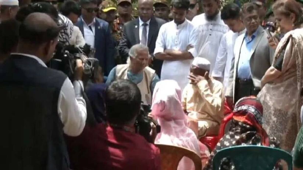 ড. ইউনূসের সামনে কান্নায় ভেঙে পড়লেন আবু সাঈদের বাবা