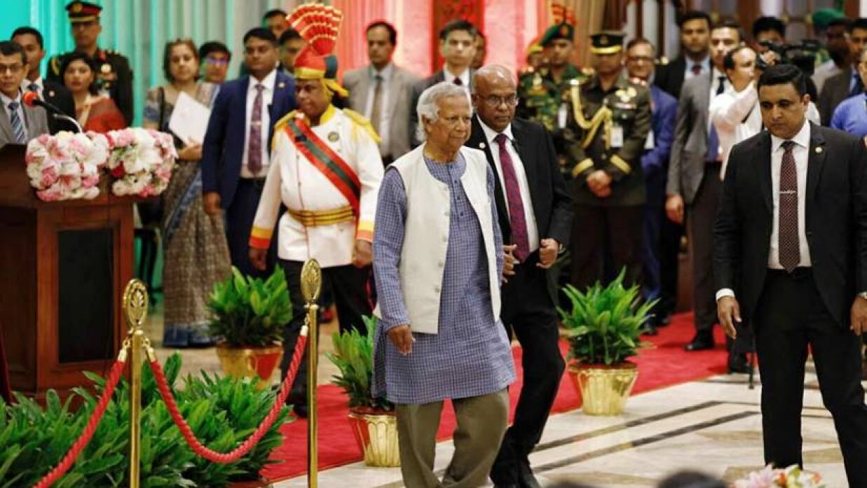 অন্তর্বর্তীকালীন সরকারের প্রধান উপদেষ্টা হিসেবে শপথ নিয়েছেন নোবেলজয়ী অর্থনীতিবিদ ড. মুহাম্মদ ইউনূস