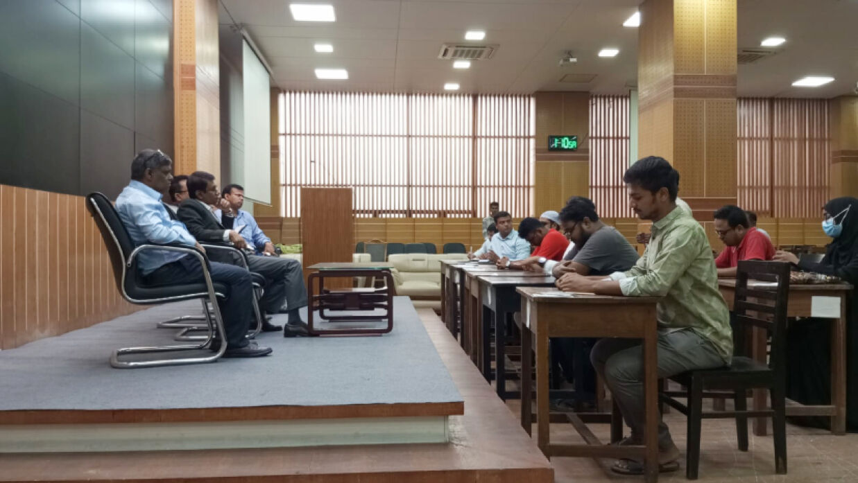 ৭১ মিলনায়তনে পিএসসি কর্মকর্তাদের সঙ্গে চাকরিপ্রার্থীদের আলোচনা