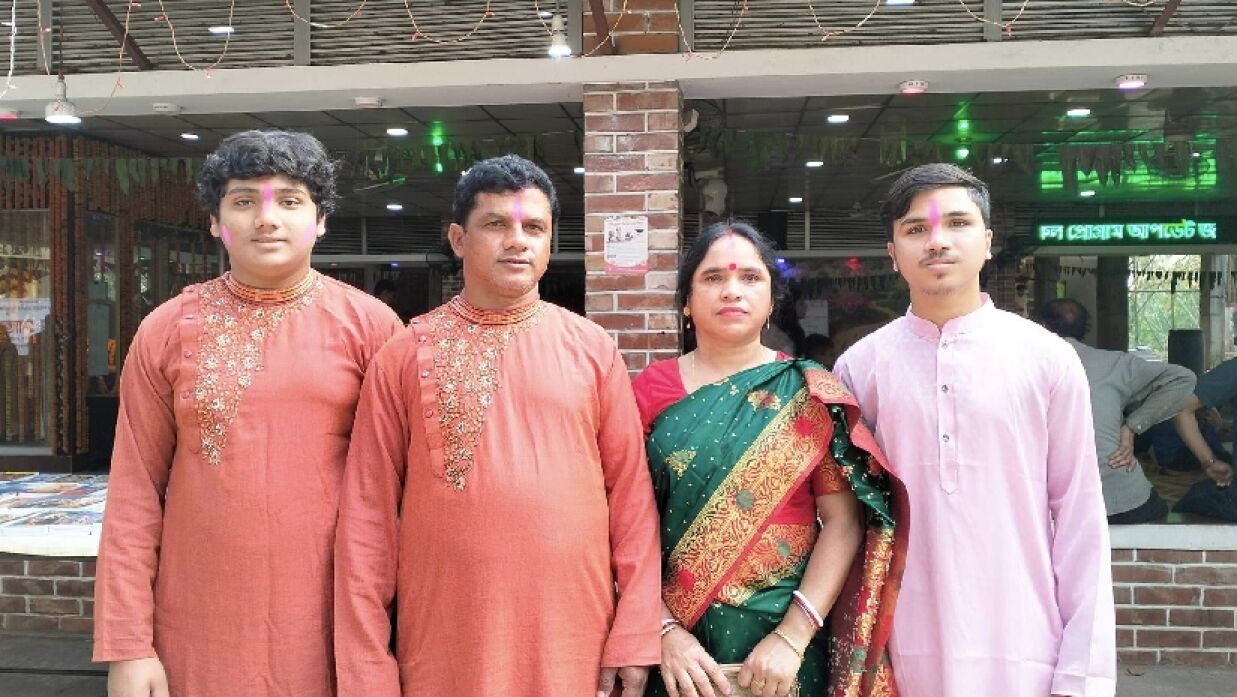 ‘বাড়িঘর পোড়ানো’ নিয়ে মিথ্যা সাক্ষাৎকার ছেলের, ক্ষমা চাইলেন শিক্ষক বাবা