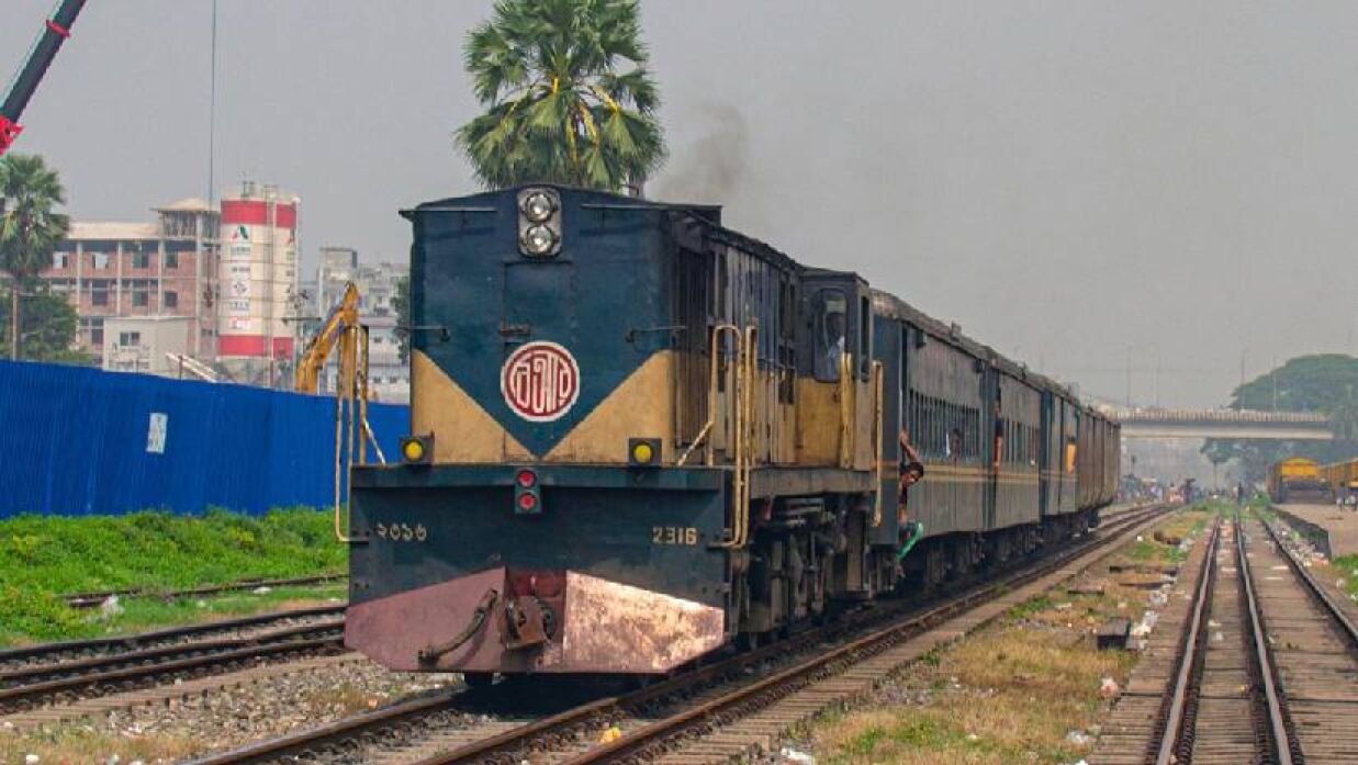 আজ থেকে শুরু যাত্রীবাহী ট্রেন চলাচল