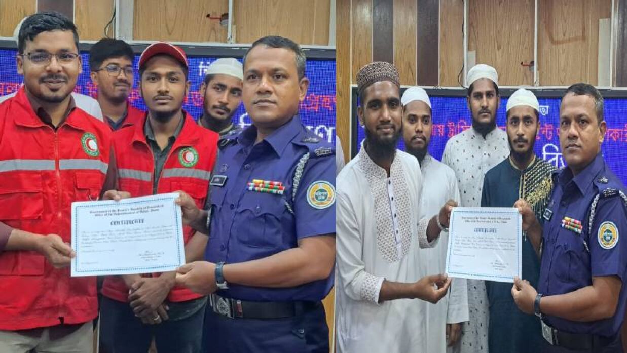 ভোলায় ট্রাফিকের দায়িত্বে থাকা শিক্ষার্থীদের সনদ দিল পুলিশ