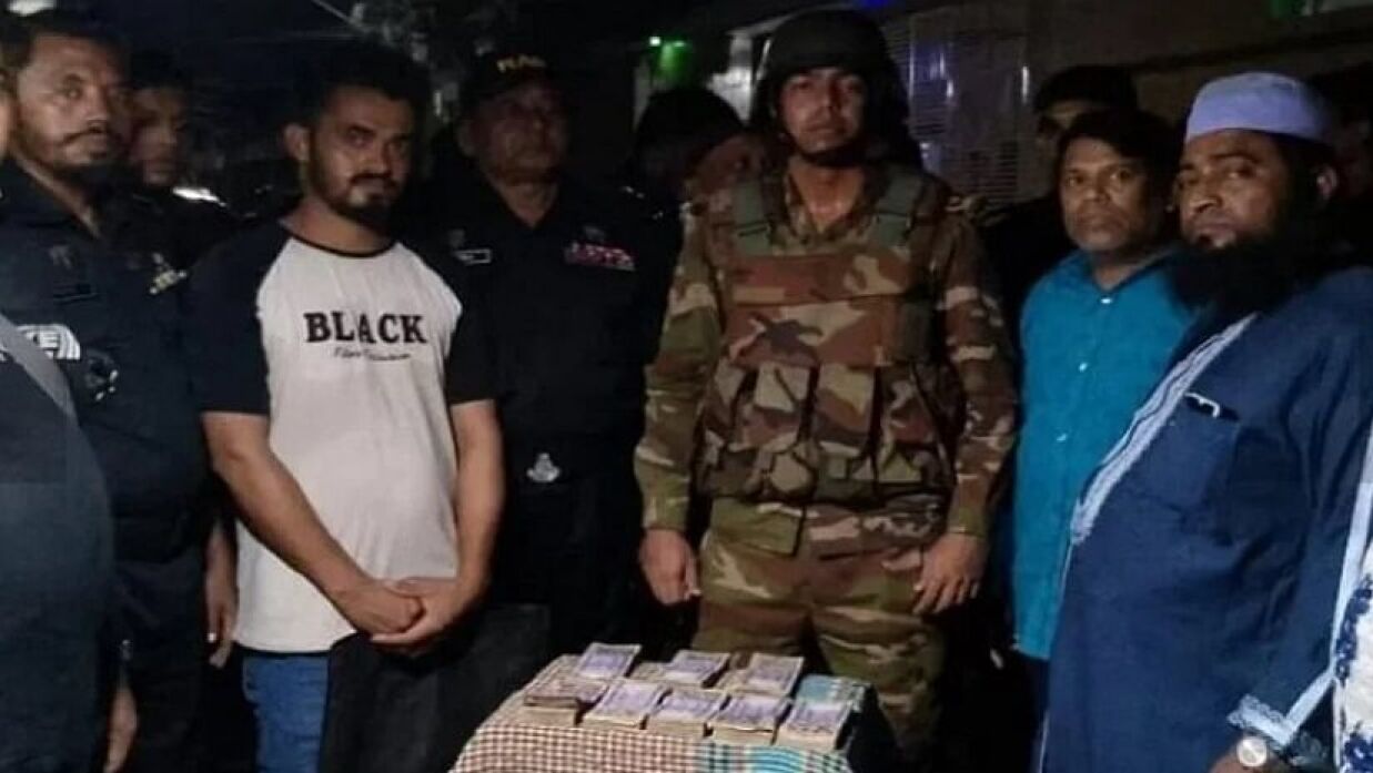 গণভবন থেকে লুটের পর উদ্ধার হওয়া টাকা