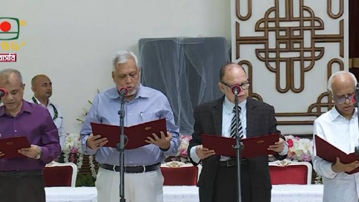 অন্তর্বর্তী সরকারের আরও চার উপদেষ্টা শপথ নিলেন