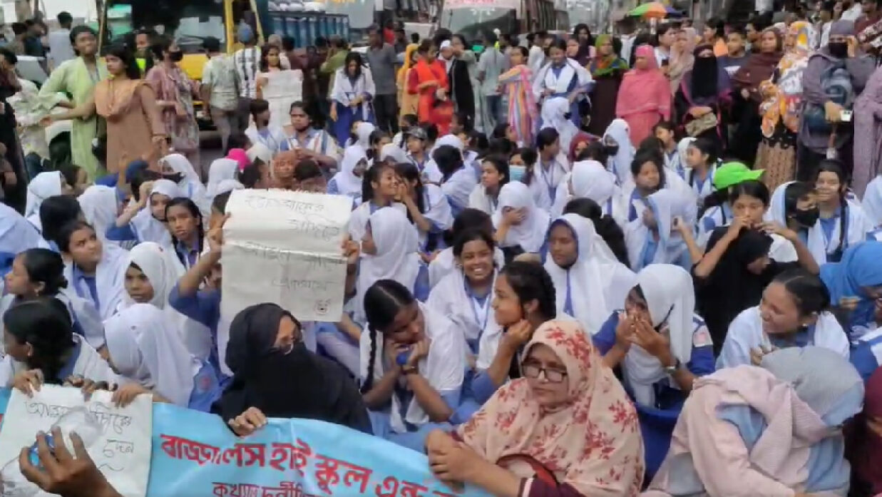 সড়ক অবরোধ শিক্ষার্থীদের