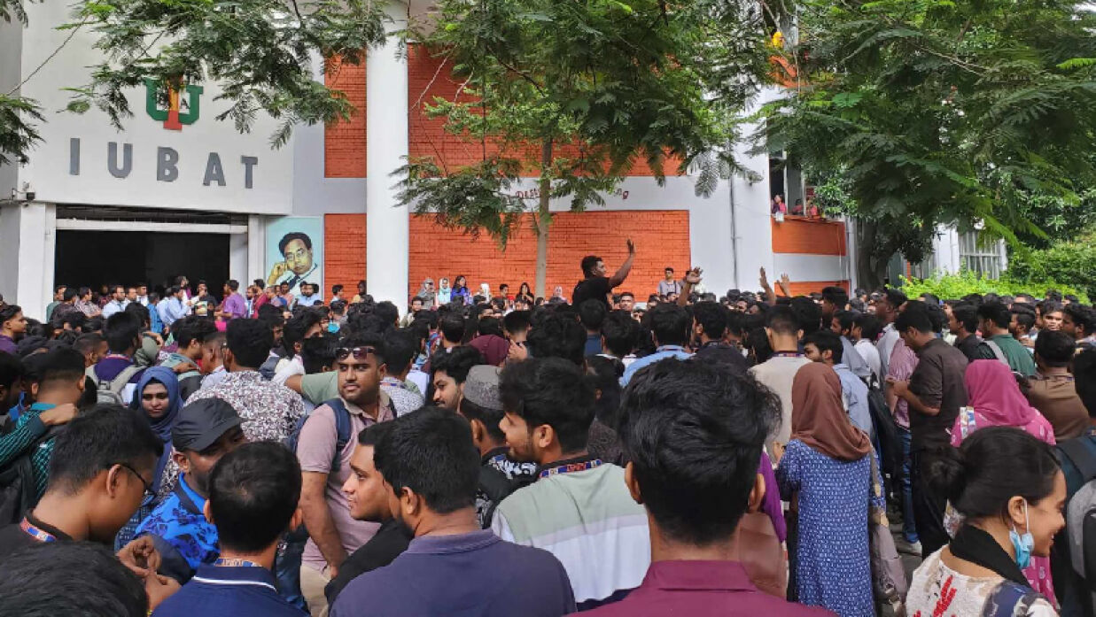 আন্দোলনরত শিক্ষার্থীরা