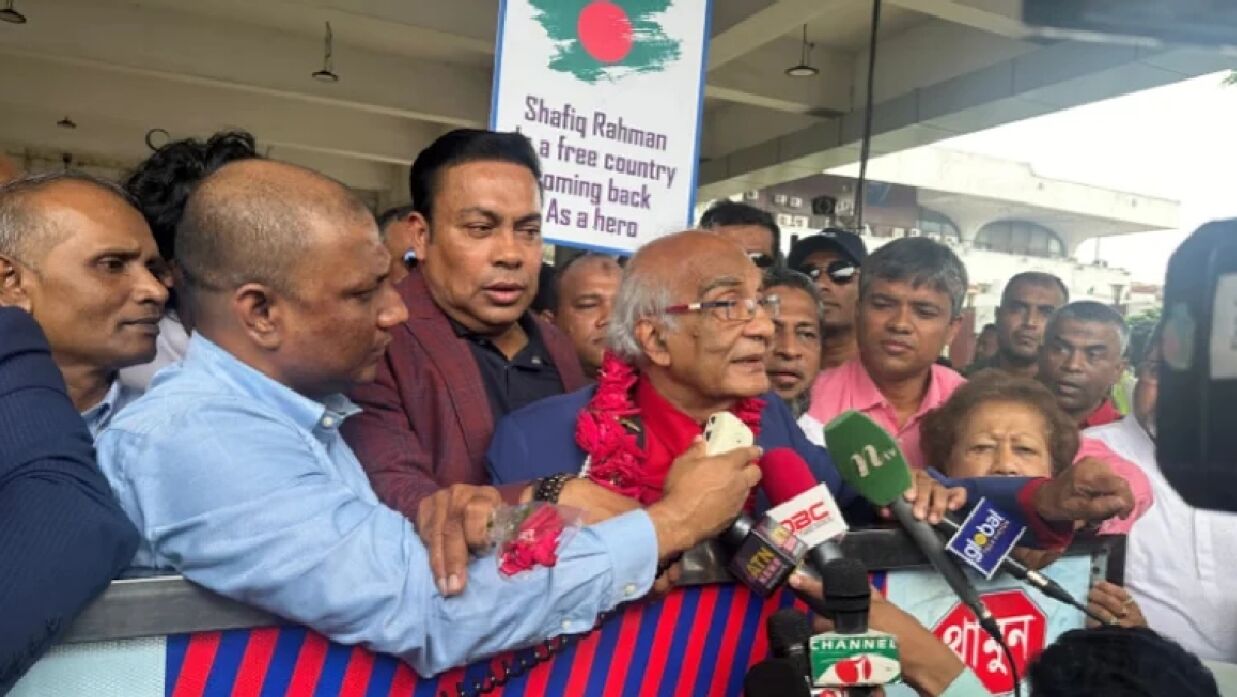 বিমানবন্দরে সাংবাদিকদের সঙ্গে কথা বলেন সিনিয়র সাংবাদিক শফিক রেহমান। 