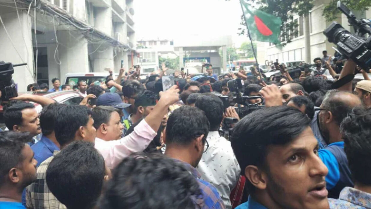মিছিল নিয়ে সচিবালয়ে প্রবেশ করেন শিক্ষার্থীরা