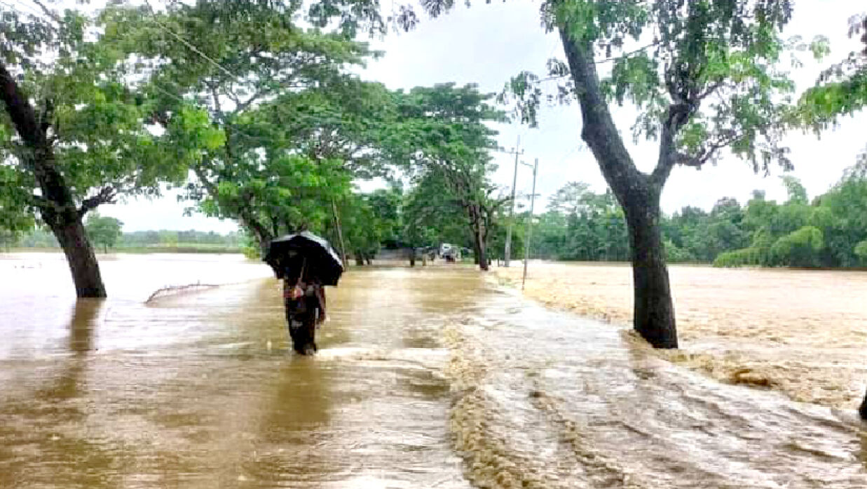 সাজেকে ডুবে গেল সড়ক, আটকা পড়েছেন শতাধিক পর্যটক
