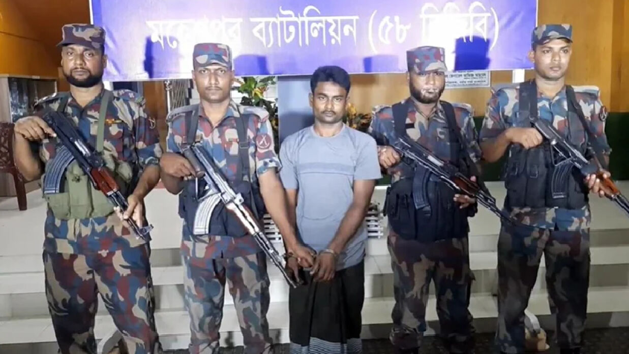 ভারতে পালানোর সময় বিজিবির হাতে আটক জেল পলাতক আসামি