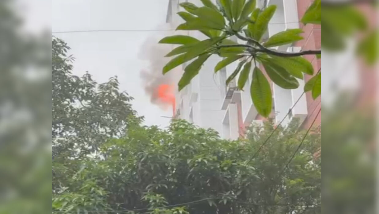 ধানমন্ডিতে ভবনে আগুন, নিয়ন্ত্রণে কাজ করছে ৬ ইউনিট