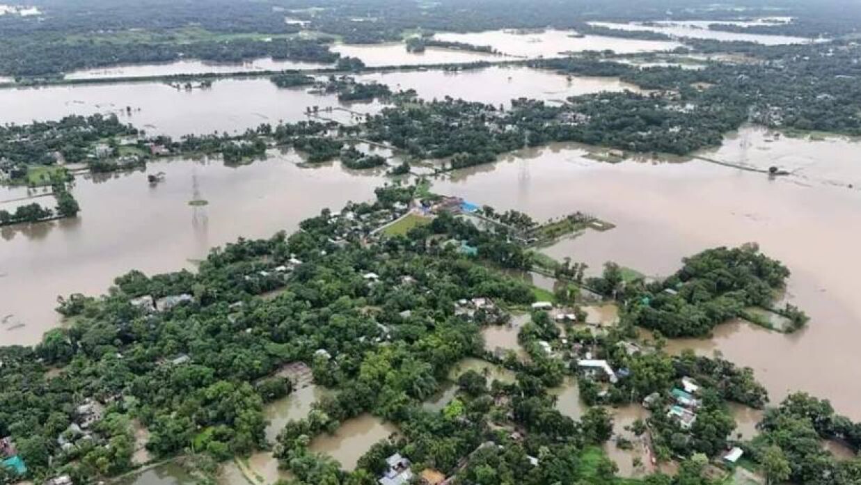স্মরণকালের ভয়াবহ বন্যায় বিপর্যস্ত ১২ জেলায় মৃত বেড়ে ১৩