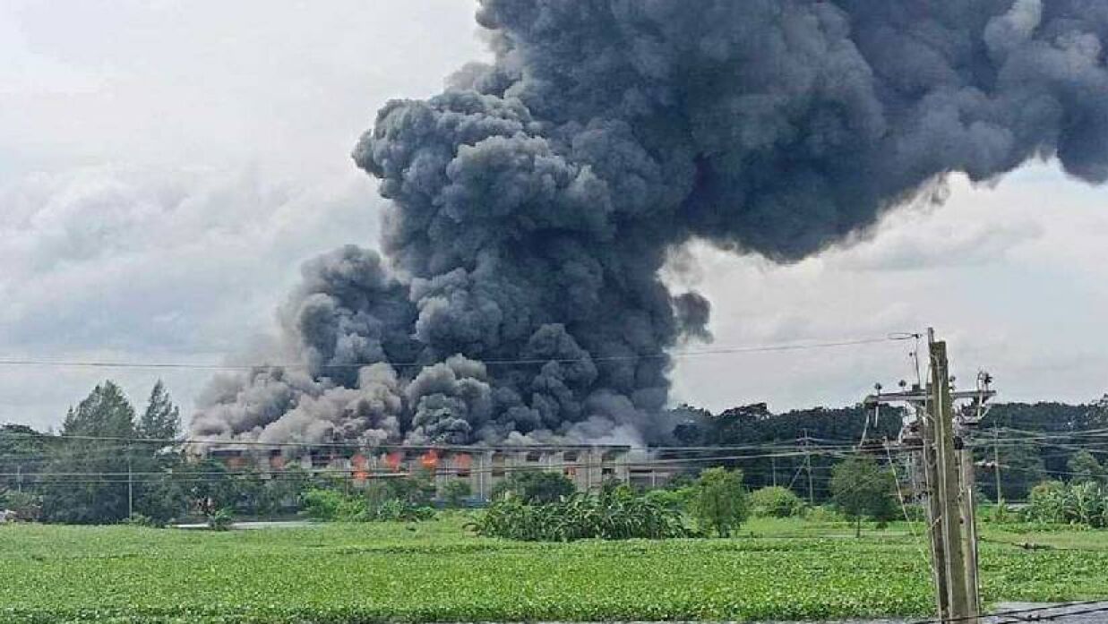 কুমিল্লায় প্রাণ-আরএফএল গুদামে আগুন