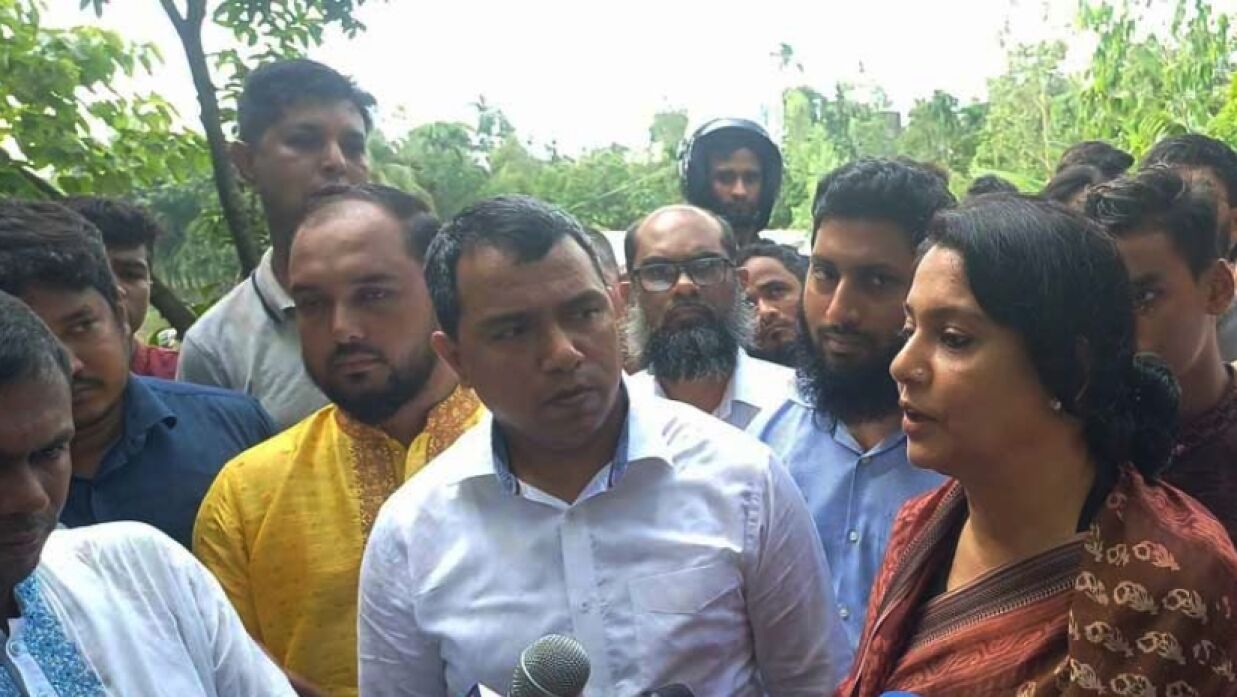 সাংবাদিকদের সাথে কথা বলছেন পানি সম্পদ মন্ত্রণালয়ের উপদেষ্টা সৈয়দা রিজওয়ানা হাসান