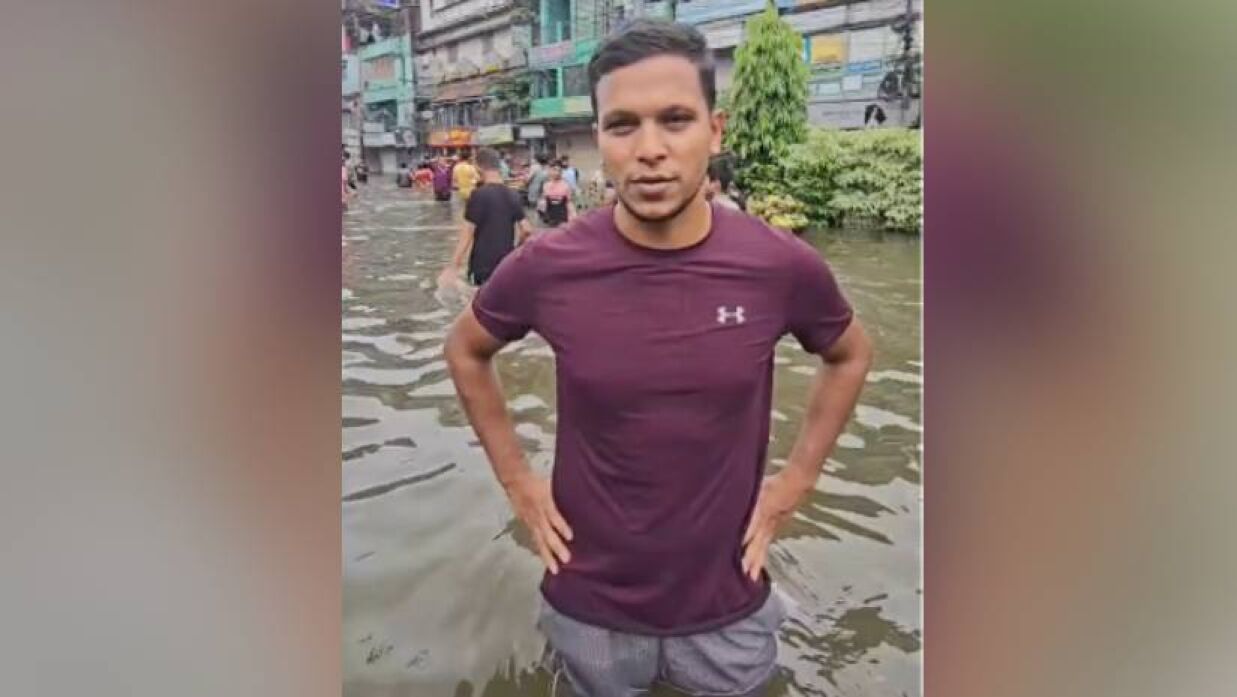 ফেনীর পরিস্থিতি নিয়ে কোমর পানিতে নেমে সাইফউদ্দিনের ভিডিও বার্তা