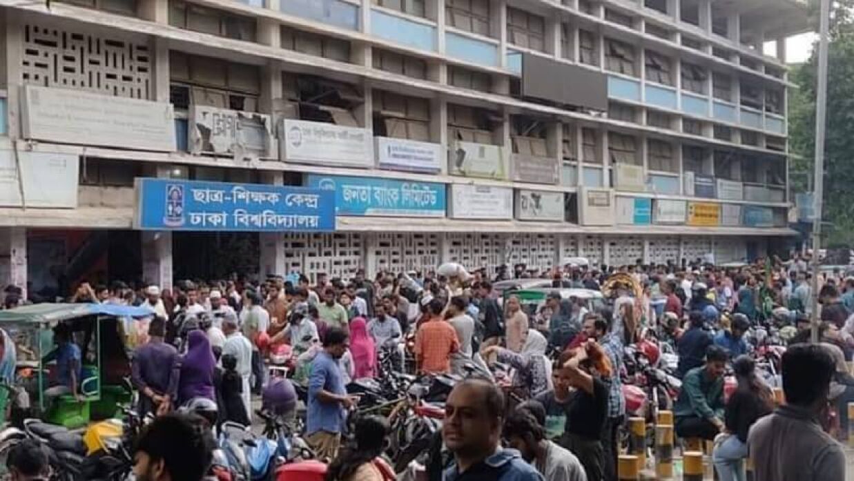 ত্রাণসামগ্রী দিতে শুক্রবার ঢাবির টিএসসিতে মানুষের ভিড়