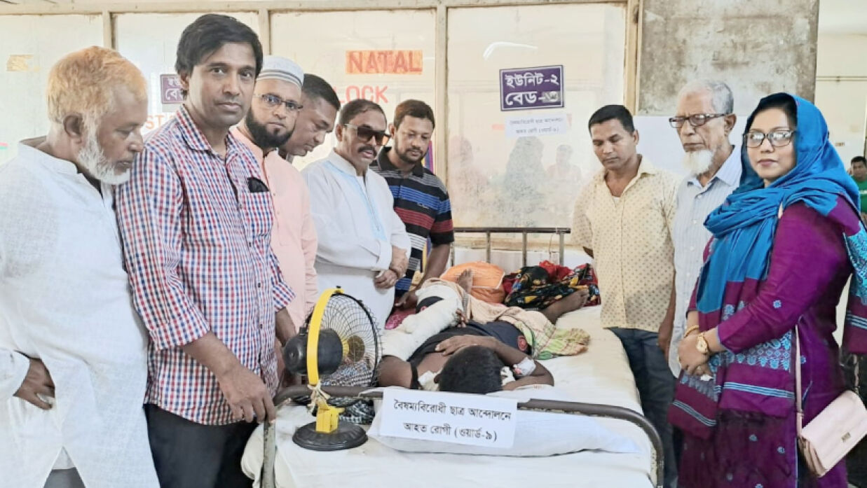 বৈষম্য বিরোধী ছাত্র আন্দোলনে আহতদের দেখতে হাসপাতালে বাংলাদেশ ইংলিশ মিডিয়াম স্কুল প্যারেন্টস অ্যাসোসিয়েশনের নেতাকর্মীরা।