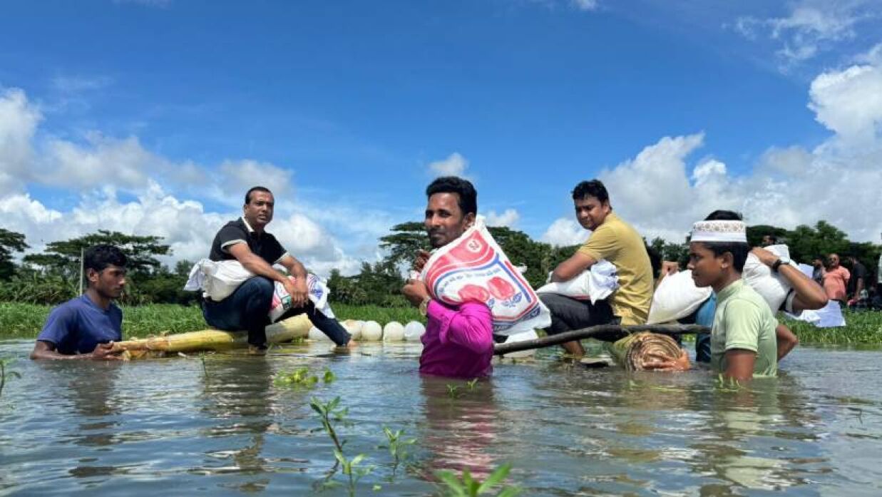 পানিবন্দি মানুষদের মাঝে ত্রাণ সহায়তা পৌঁছে দিচ্ছে ছাত্রদলের নেতাকর্মীরা