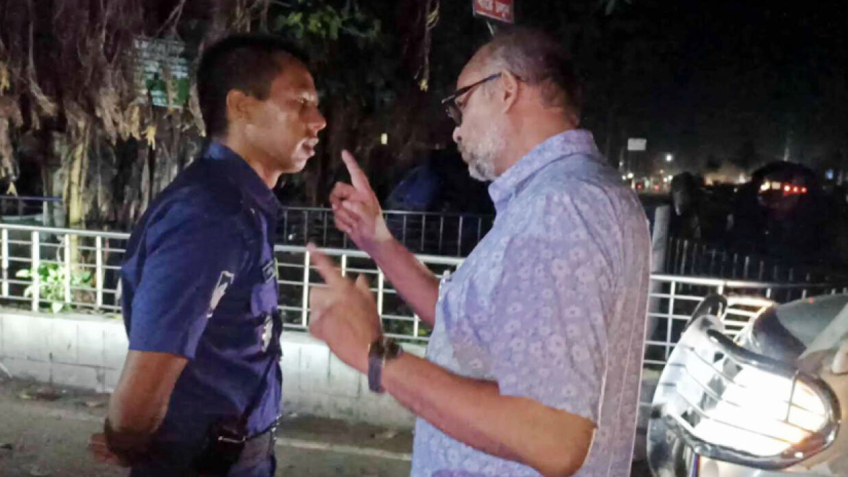 গাড়িচাপা দিয়ে আটক, ভিডিও করায় সাংবাদিককে মারধর করলেন ঢাবি শিক্ষক