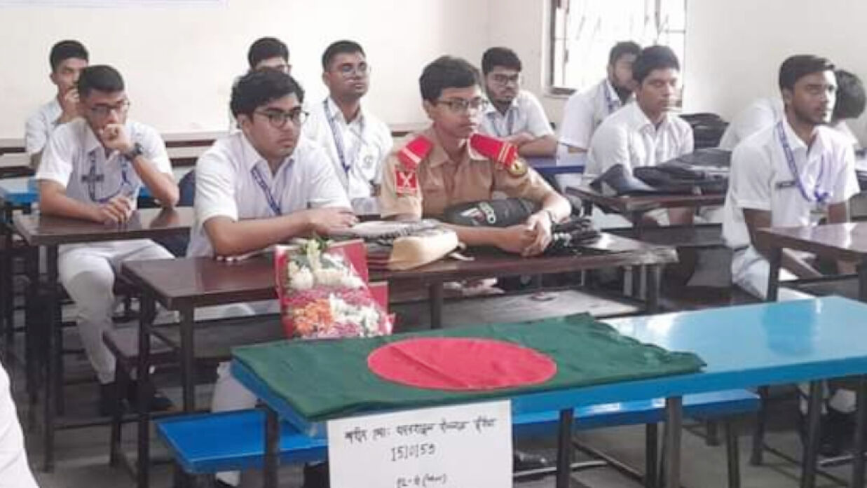 ফারহান ফাইয়াজের স্মরণে বন্ধুরা সেখানে ফুল ও জাতীয় পতাকা রেখেছে