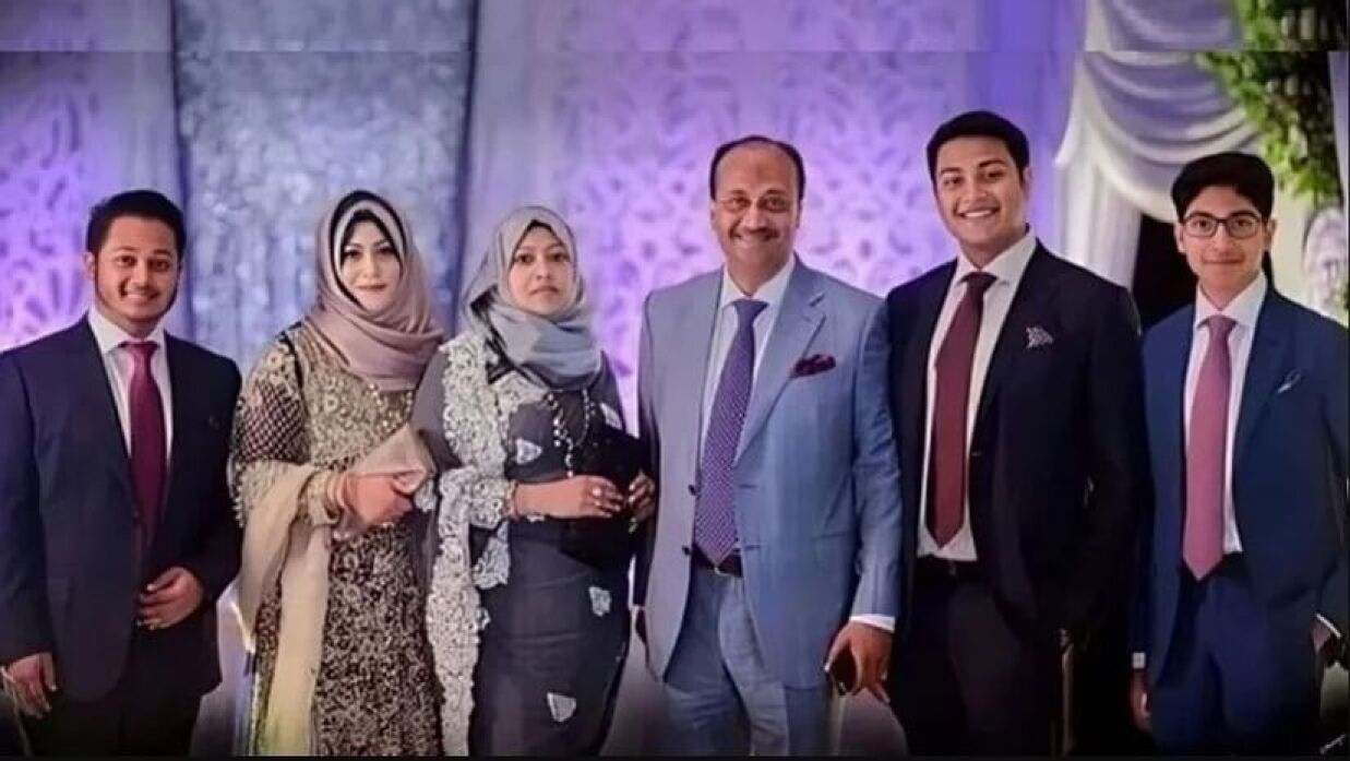 পরিবারের সদস্যদের সঙ্গে এস আলম গ্রুপের চেয়ারম্যান মোহাম্মদ সাইফুল আলম