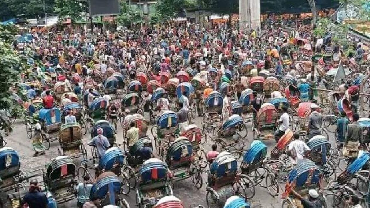শাহবাগে সড়ক অবরোধ করে বিক্ষোভ রিকশা চালকদের
