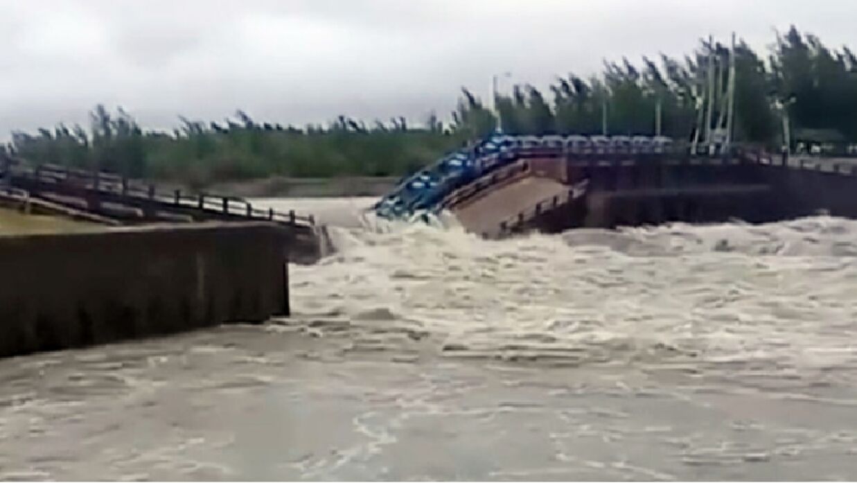 বানের পানির তীব্র চাপ, ভেঙে গেছে নোয়াখালীর মুছাপুর রেগুলেটর