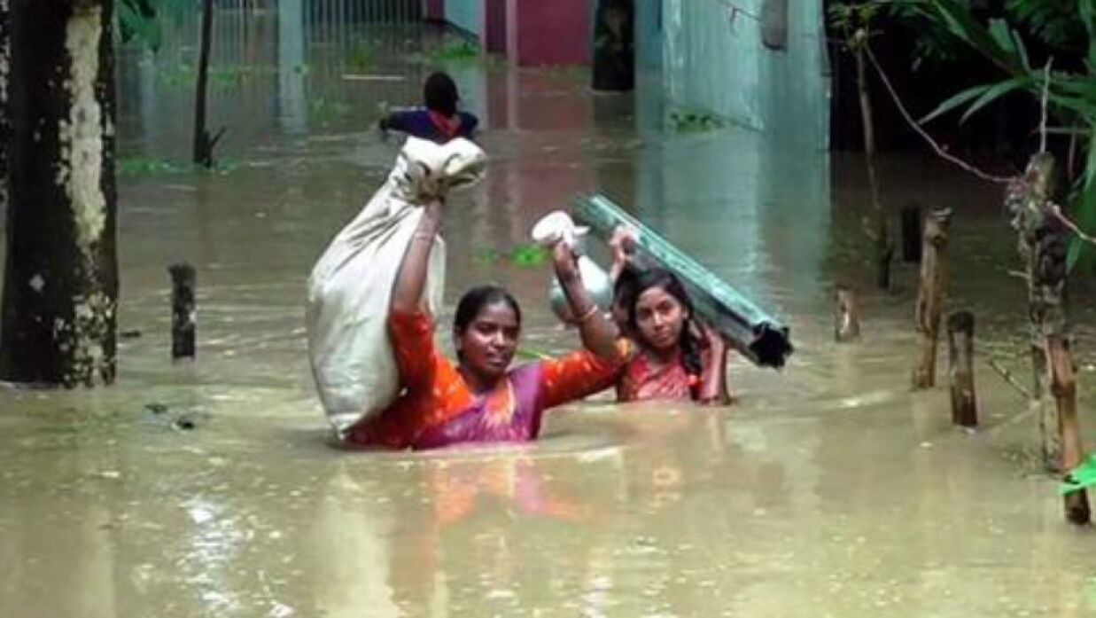 বন্যায় দুর্ভোগে মানুষ