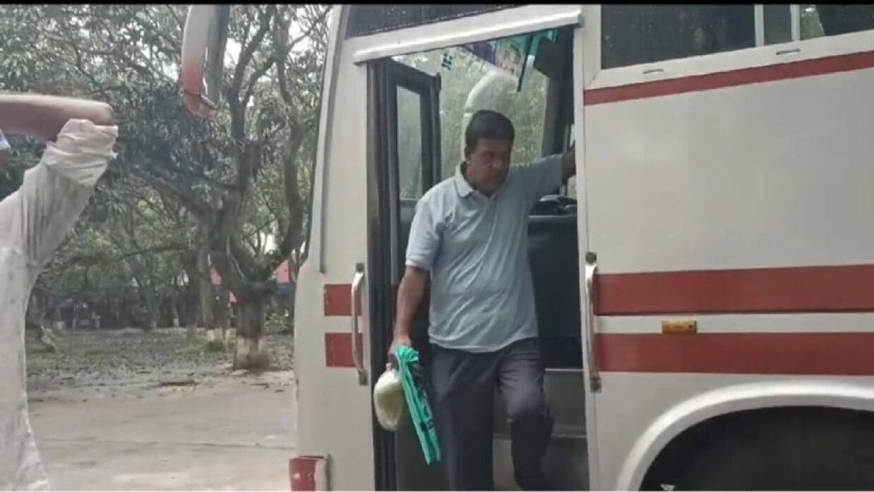 কর্মকর্তাদের বাস থেকে নামিয়ে দেওয়া হচ্ছে