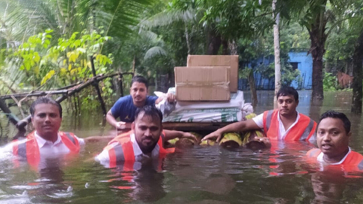 নোয়াখালীর দুর্গম এলাকায় বিএনপির জরুরি ঔষধ ও খাদ্য সামগ্রী বিতরণ