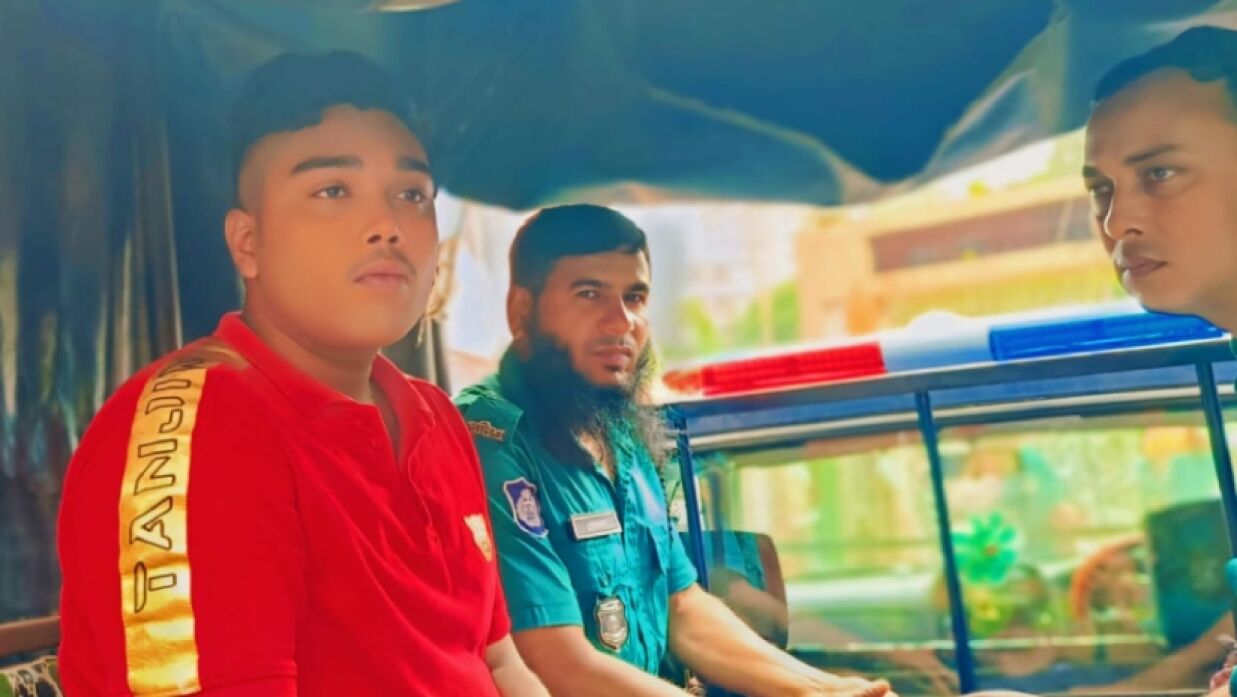 গণধোলাই দিয়ে ছাত্রলীগ কর্মীকে পুলিশে দিল শিক্ষার্থীরা