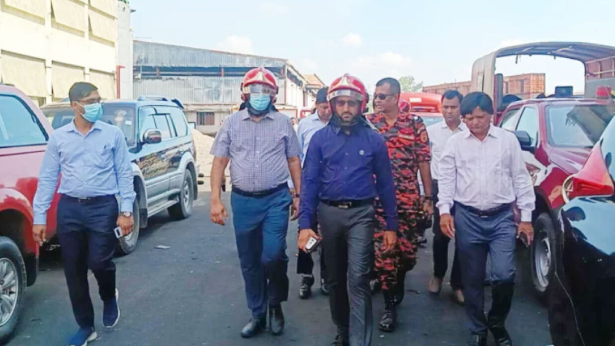ভবন পরিদর্শন শেষে বুয়েটের অধ্যাপক রাকিব আহসানসহ অন্যরা