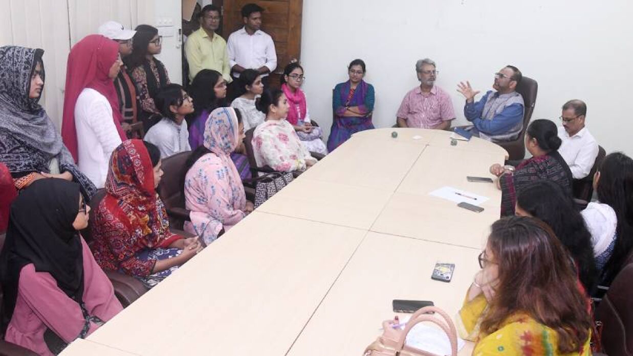 ছাত্রী হলের শিক্ষার্থীদের সঙ্গে ঢাবি ভিসির মতবিনিময়
