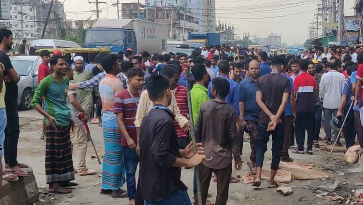 ঢাকা-টাঙ্গাইল সড়কে চাকরিপ্রার্থীদের বিক্ষোভ