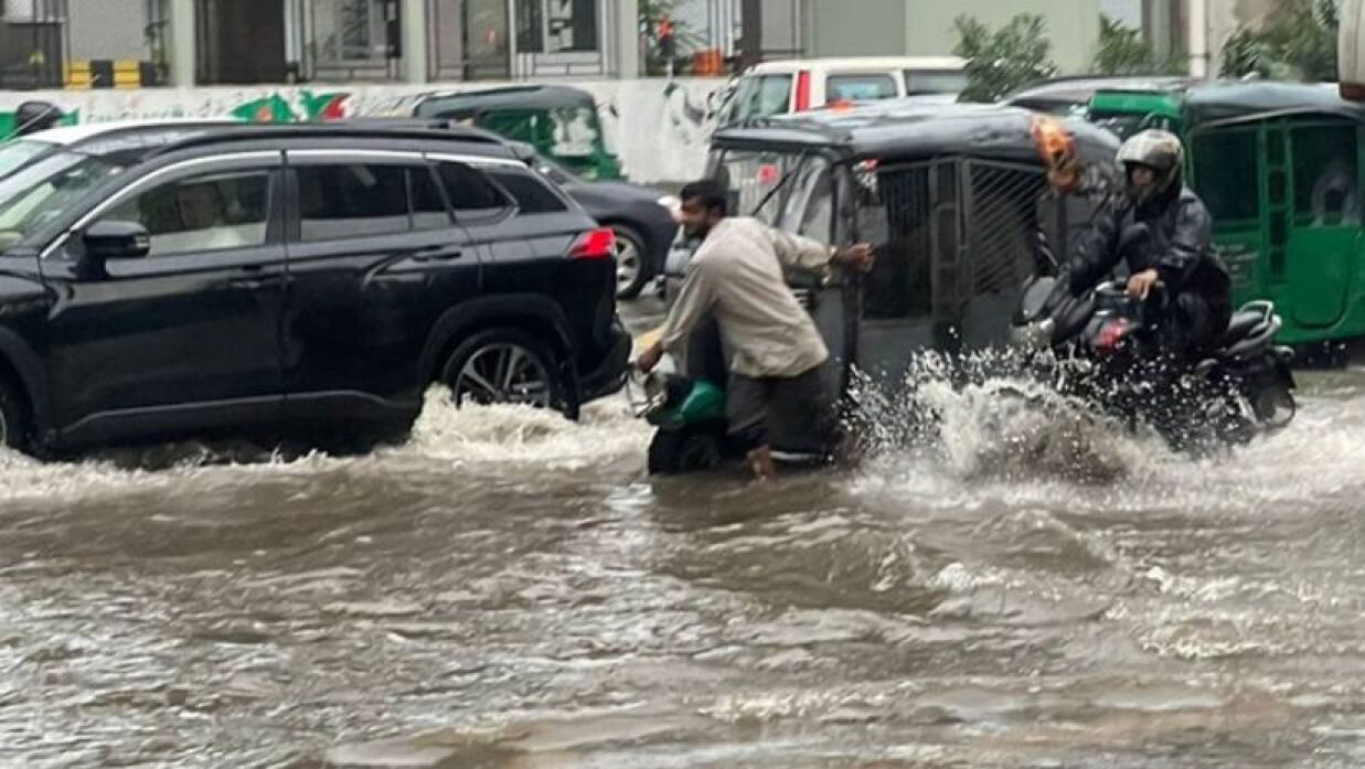 ভারী বৃষ্টির ফলে সড়কে জমেছে পানি
